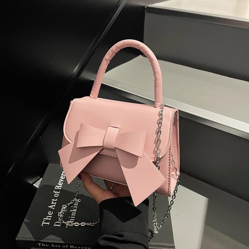 Trendy Texturovaná Crossbody taška s mašlí: Módní a všestranná dámská kabelka pro rok 2025