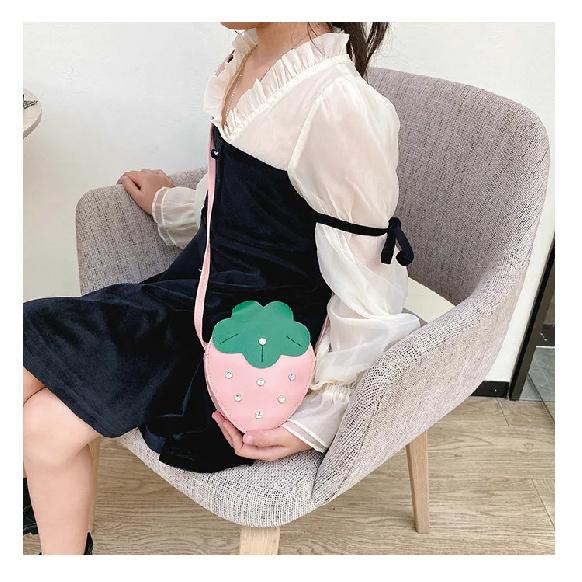 Nuova borsa per bambini Cartone animato Principessa Ragazza Bambina carina Borsa a tracolla a forma di fragola Moda Borsa per bambine straniere Regalo di Natale