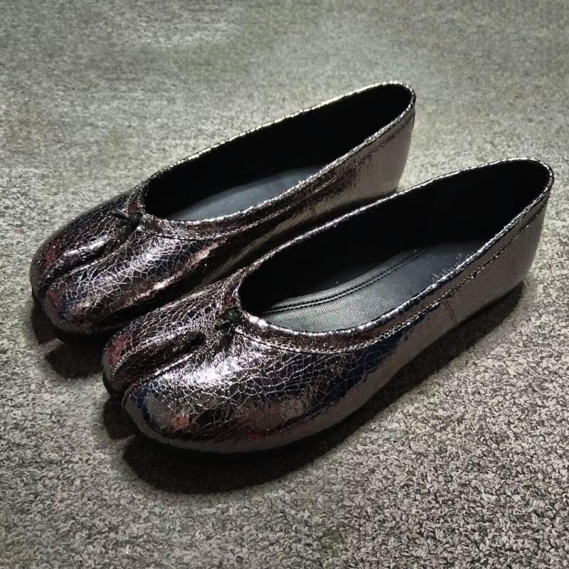 Split-toed Shoes Women's Retro Niche Design Light-mouth Flat-bottomed One-pedal Beanie Shoes Pig's Trotters Burst Silver Single Shoes