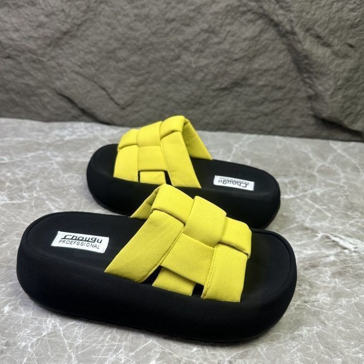 Open-toed versatile high-end woven slippers for women 2025 summer new models, fashionable thick-bottomed one-word cool slippers for women