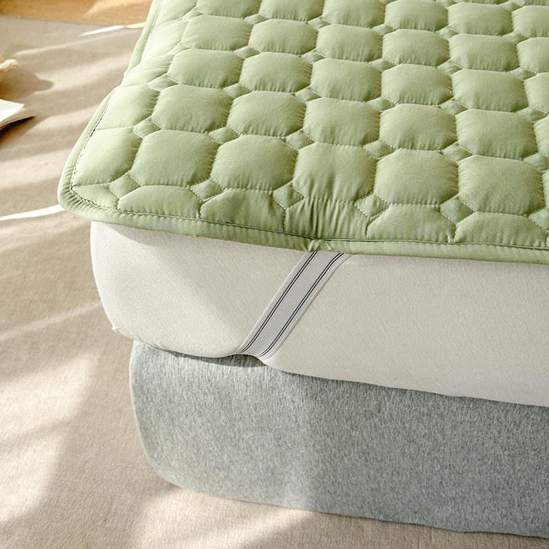 Quilted Mattress Cover Breathable Mattress Protector,Bed Sheet with Straps,Soft,Washable,Anti-Slip,Hypoallergenic, Noiseless