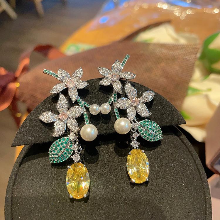 SUYU New Holiday Style Long Vintage Flower Earrings Female Leaf Yellowcrystal Forest Earrings