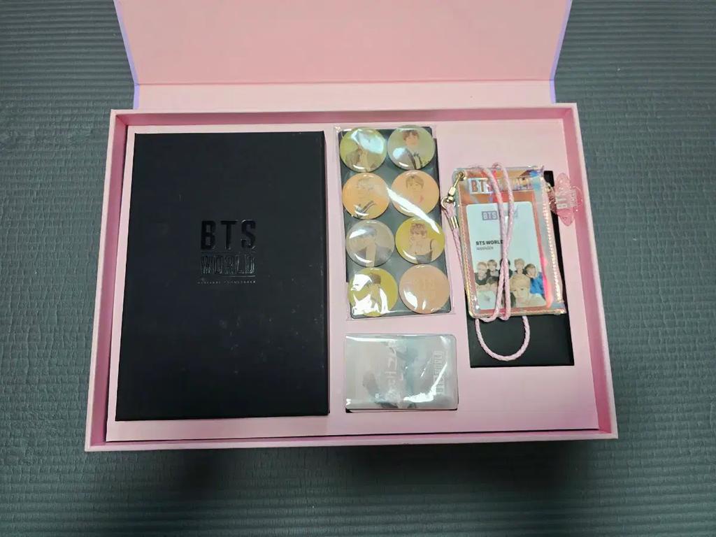 BTS World Omezená edice + Plakát Použité