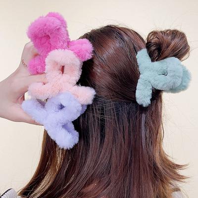 2 szt. Zimowe futrzane spinki do włosów eleganckie akrylowe spinki do włosów pluszowa spinka do włosów Barrette krab nakrycia głowy dla kobiet dziewczynki akcesoria do włosów