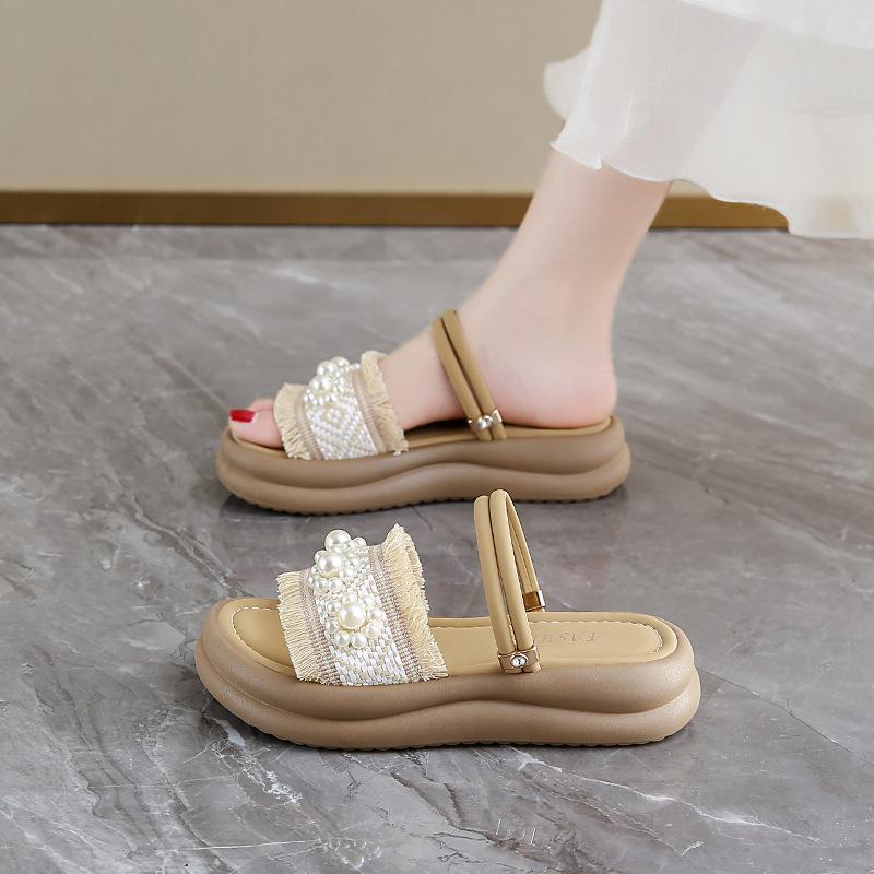 Damen coole Hausschuhe Xiaoxiangfeng dicksohlige Perlenhausschuhe flachsohlige Ein-Wort-Trageweise 2025 Sommer neue Sandalen für Damen