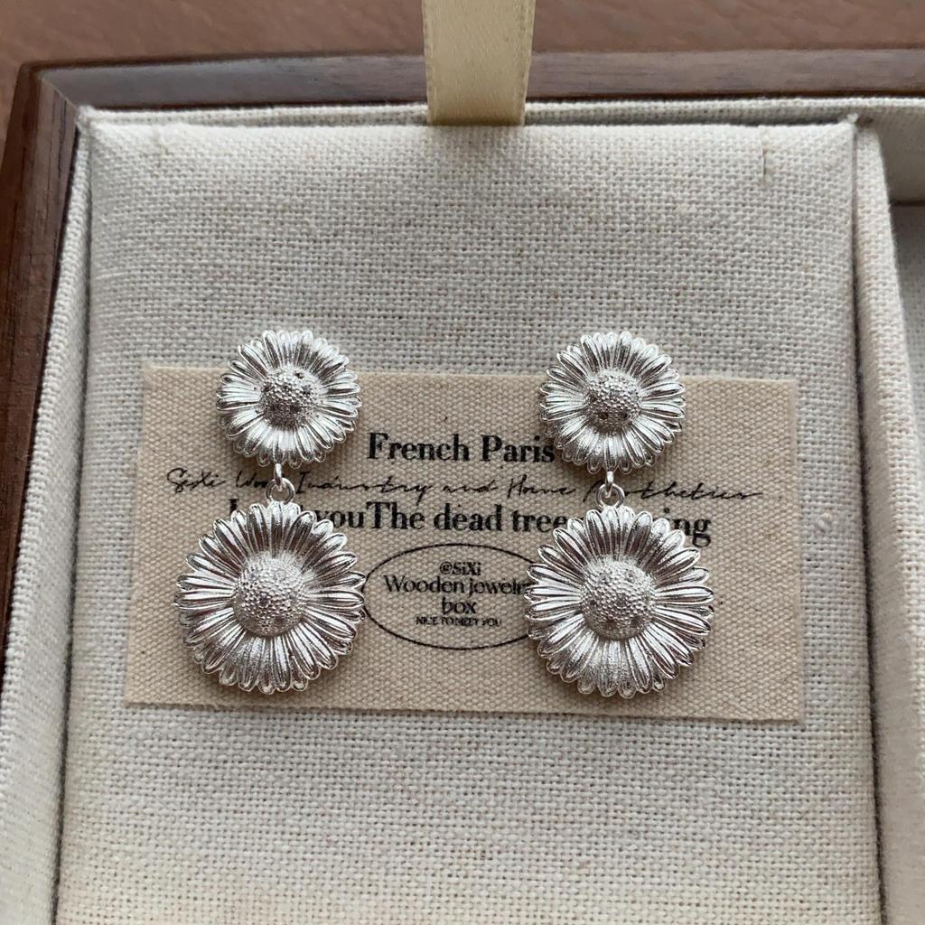 "Vintage Creamy Yellow Starfish Ear Clips: Elegant and Cute, Piercing-Free Sea Star Earrings"