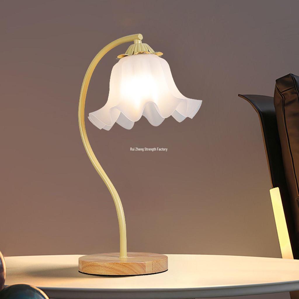 Lampă de birou de noptieră Nordic Cream - Iluminat în stil inimă de fată pentru atmosfera dormitorului