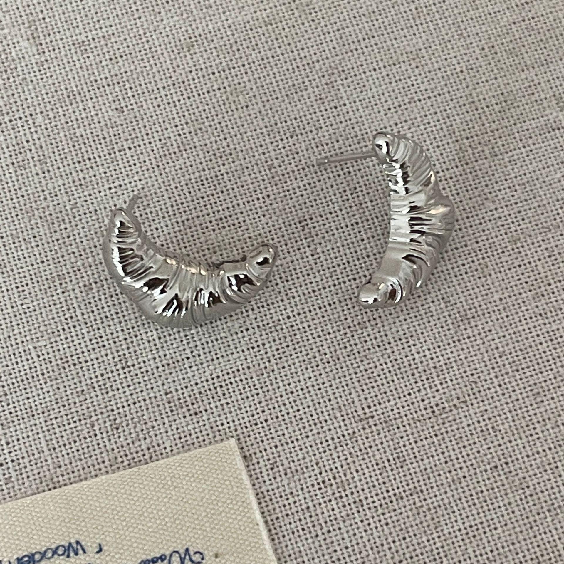 

Трендовые металлические серьги-пусеты в виде полумесяца-круассана 2024 для женщин - Нишевый дизайн в холодном стиле серебряный