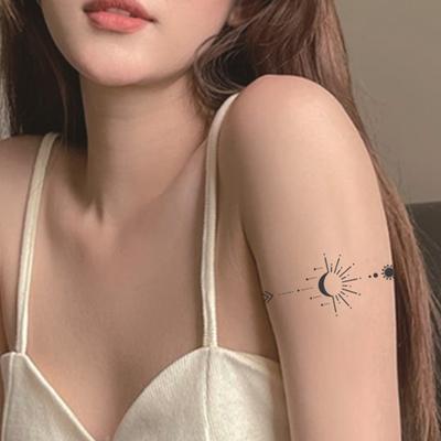 1 Sayfa Su Geçirmez Geçici Dövme Ay Desen Yapışkanlı Dövme Uygulaması Kolay Bitki Bazlı Malzemeler Uzun Ömürlü Sahte Dövmeler Vücut Sanatı