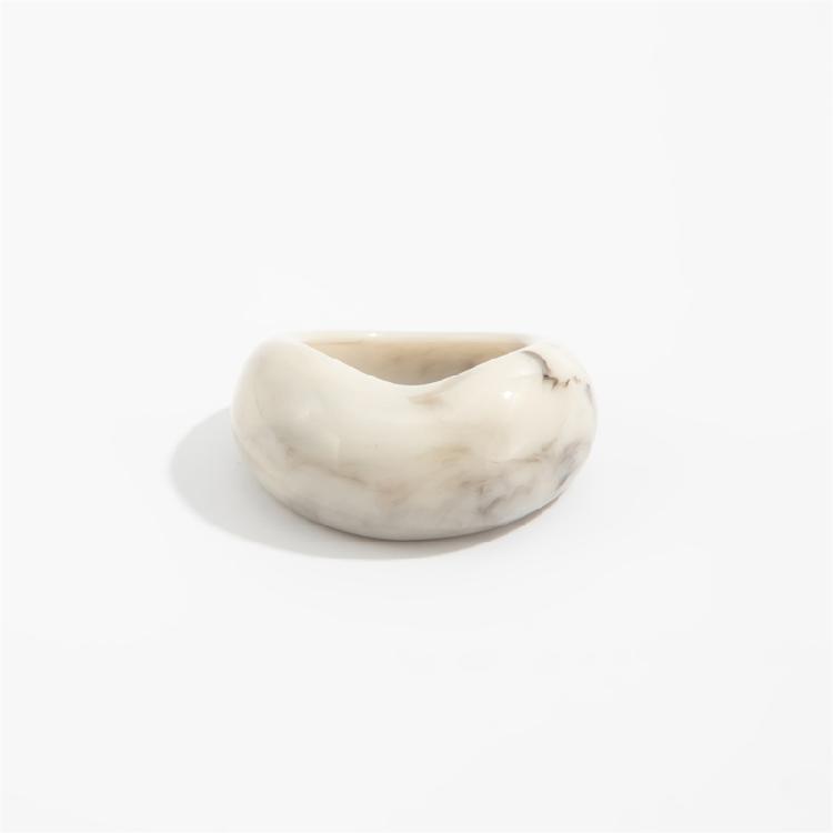 Artistic Curved V Shape Statement Ring Lightweight Resin Construction Graduated Color Unisex Jewelry Accessory