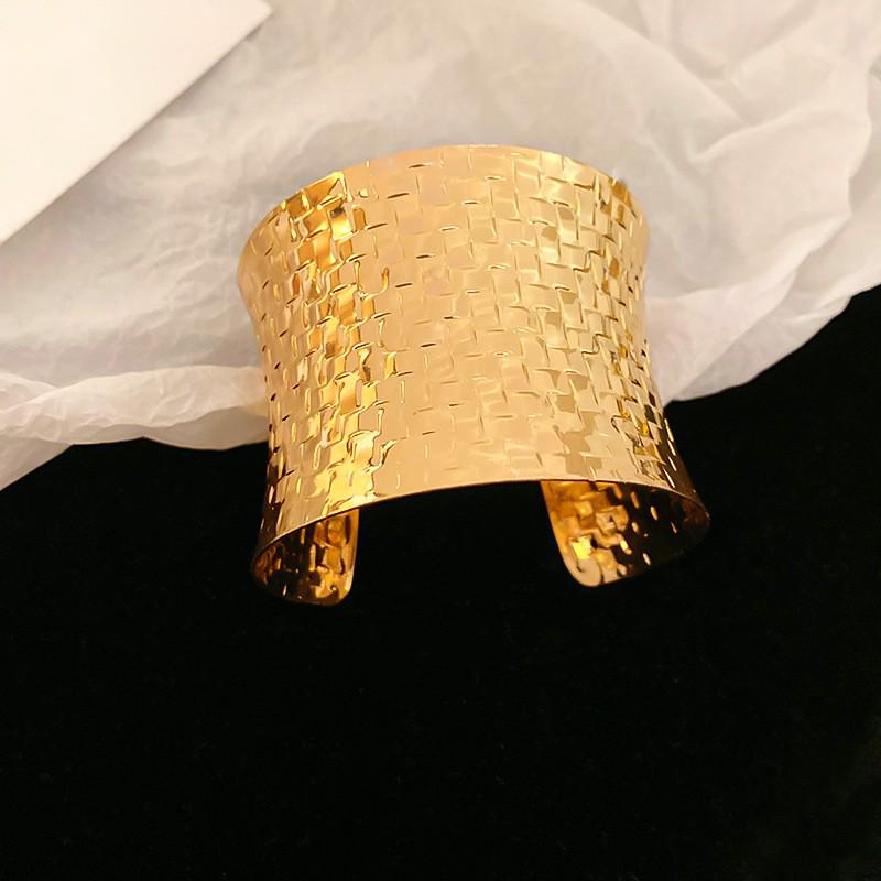 European-American Geometric Metallic Open Bangle: Simple, Versatile, Niche Design Bracelet