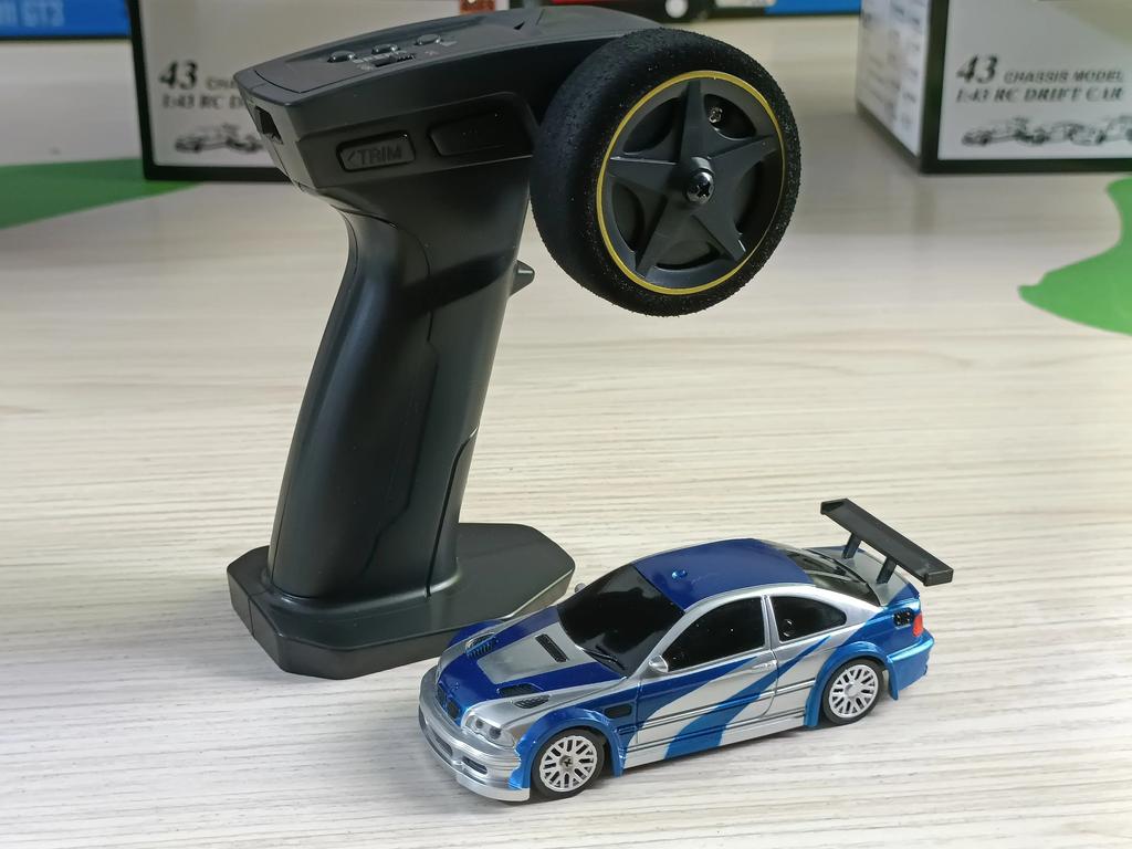 2,4G RC Drift Car 1/43 4WD Fjernkontroll Bil Høyhastighets Firehjulstrekk Radiostyrt Mini Racing Bil Modell Gutt Lekegave Gave