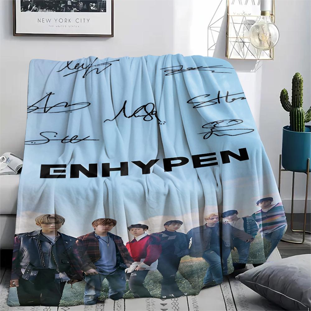 1 Stück Enhypen Aufdruck Flanelldecke, Hohe Qualität für alle Jahreszeiten, Heimdekoration, Wärme und Komfort, Perfekt für Weihnachtsgeschenke