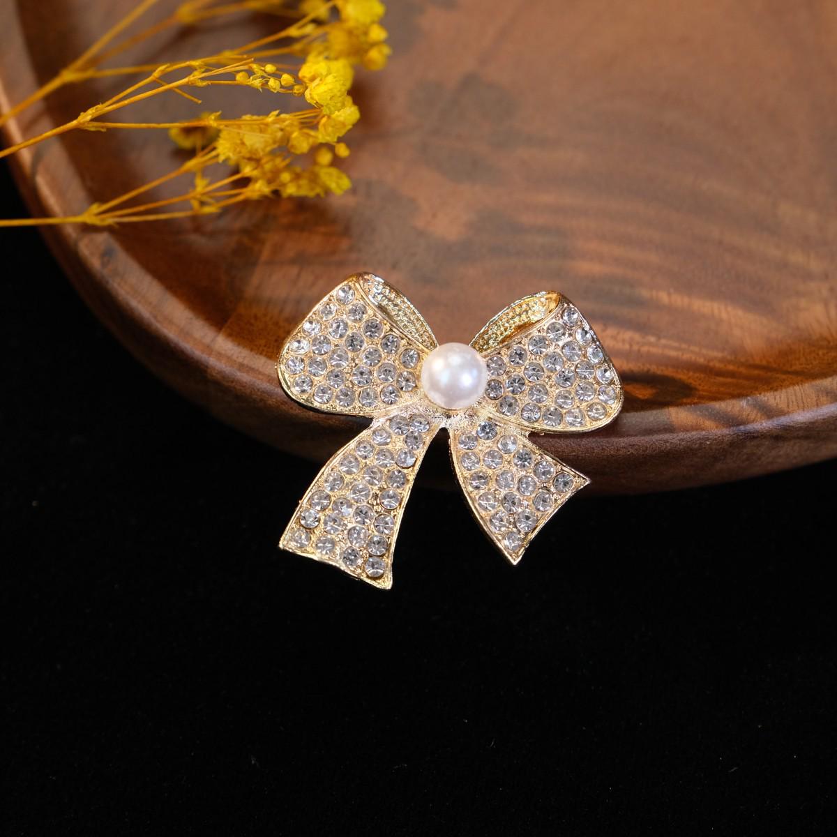 

Высококачественная брошь-булавка с кристаллами страз и скошенным бантом