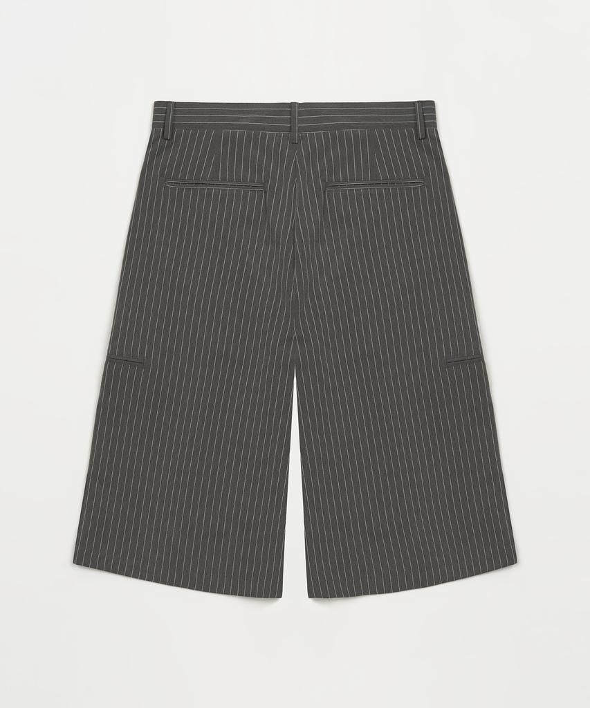 TOFFEE Single-Pleat Striped Bermuda Slacks (Grey)