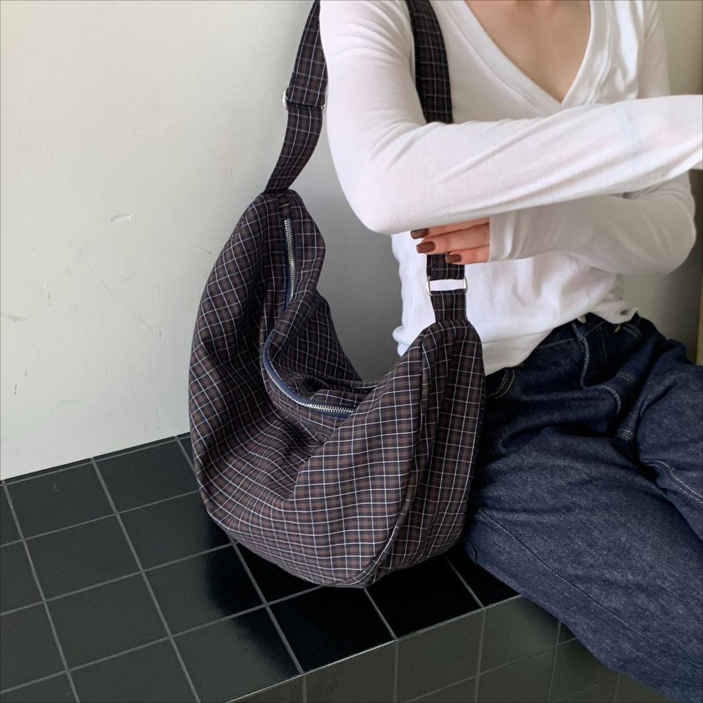 Vintage kostkované nylónové hobo tašky přes rameno pro ženy Lehká velkokapacitní crossbody taška Kostkovaná neformální tote cestovní tašky