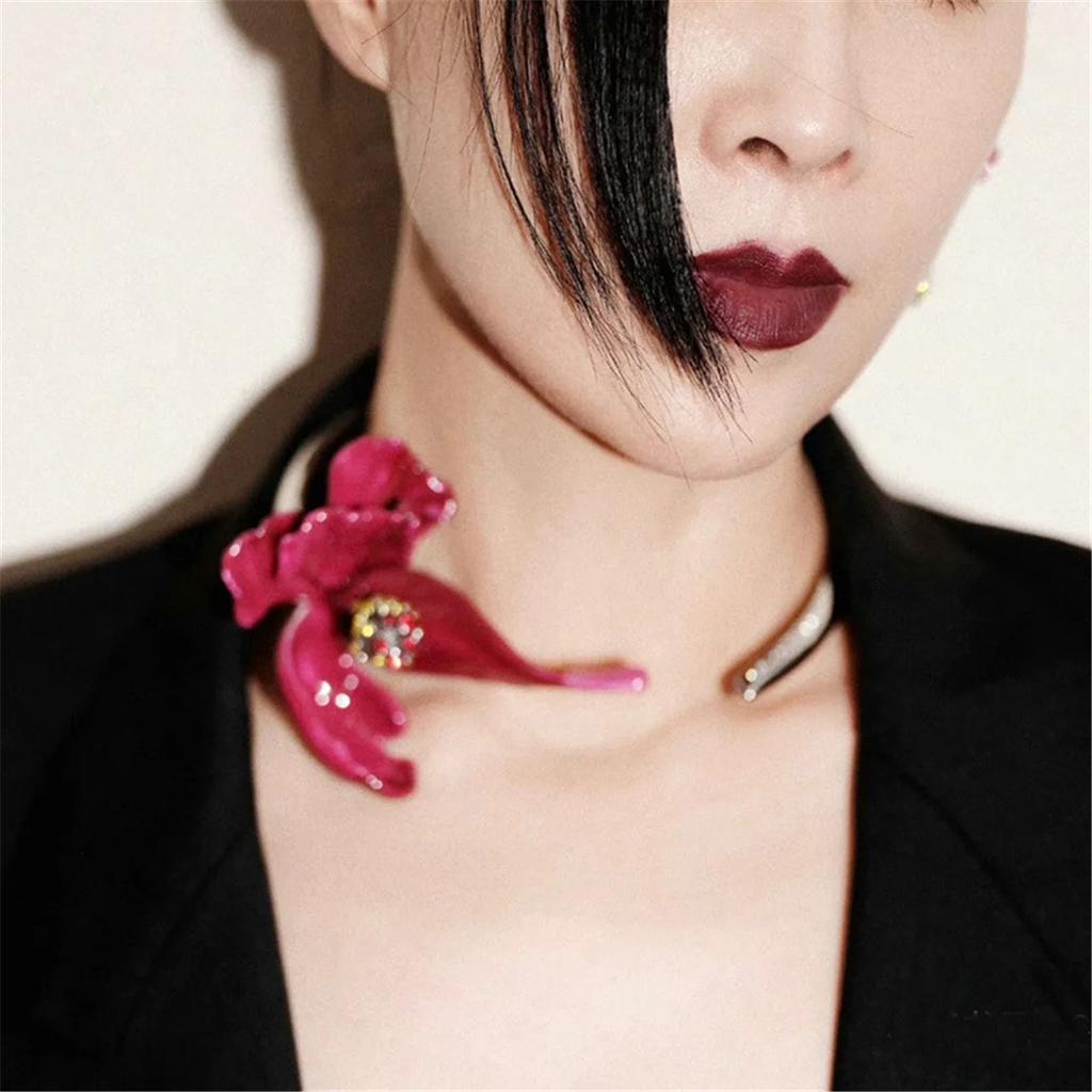 Tooxika Heavy Duty Vintage Metal Enamel Warbler Tail Flower Open Collar Fashion High Sense Choker Collarbone Chain