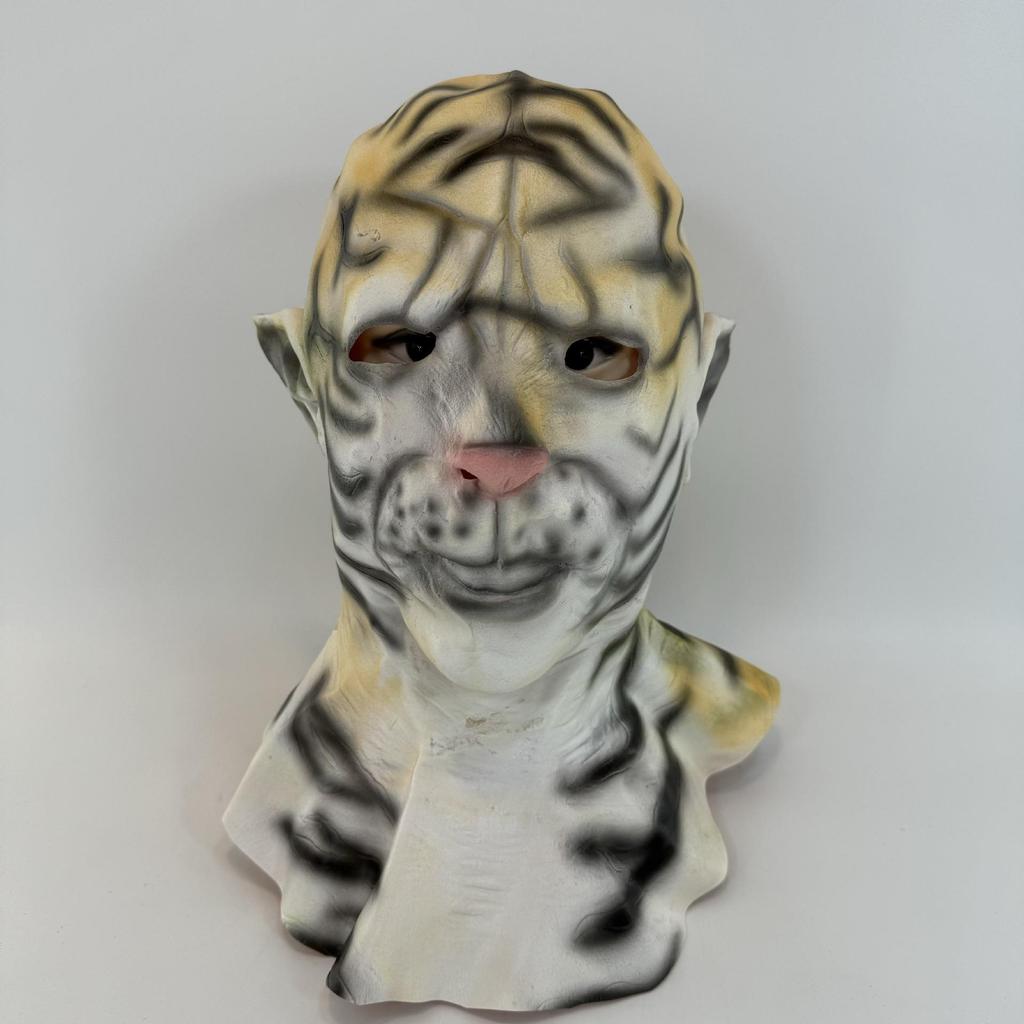 Maschera testa di tigre oggetto di scena per spettacolo teatrale