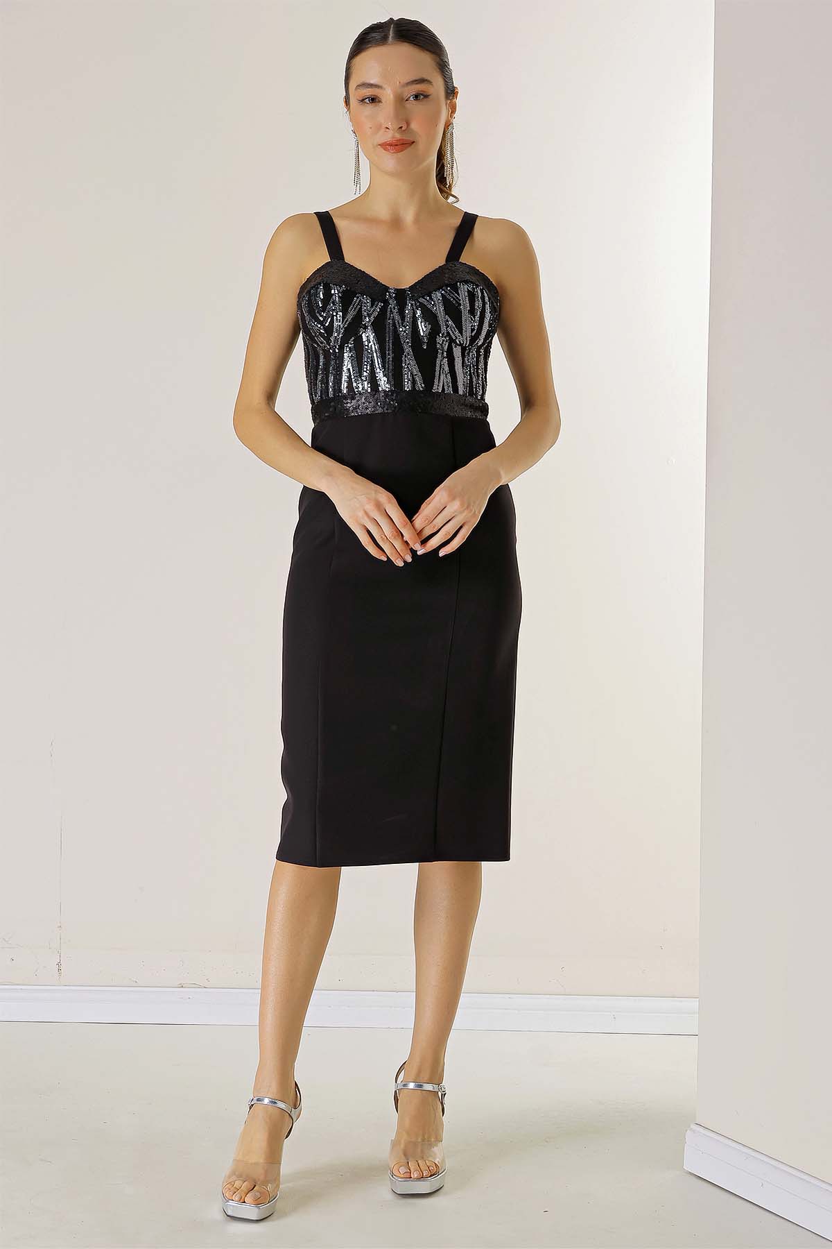 

Короткое платье из крепа с подкладкой, расшитой пайетками сверху