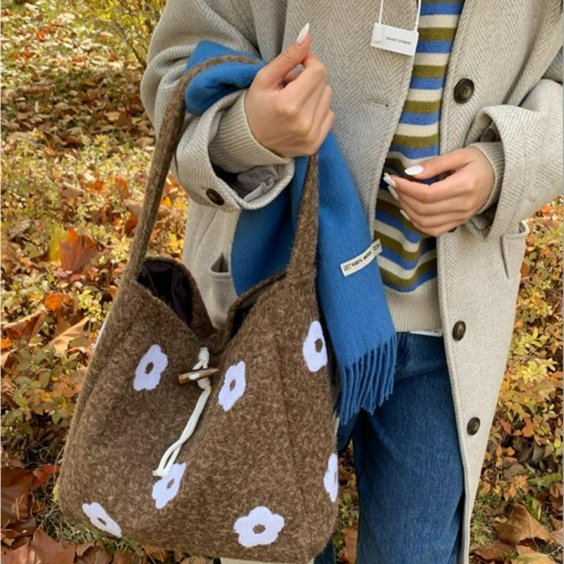 Winter Women Shoulder Bag Large Capacity Vintage Floral Handle Bag for Commute Textured Casual and Simple Design Storage Bags