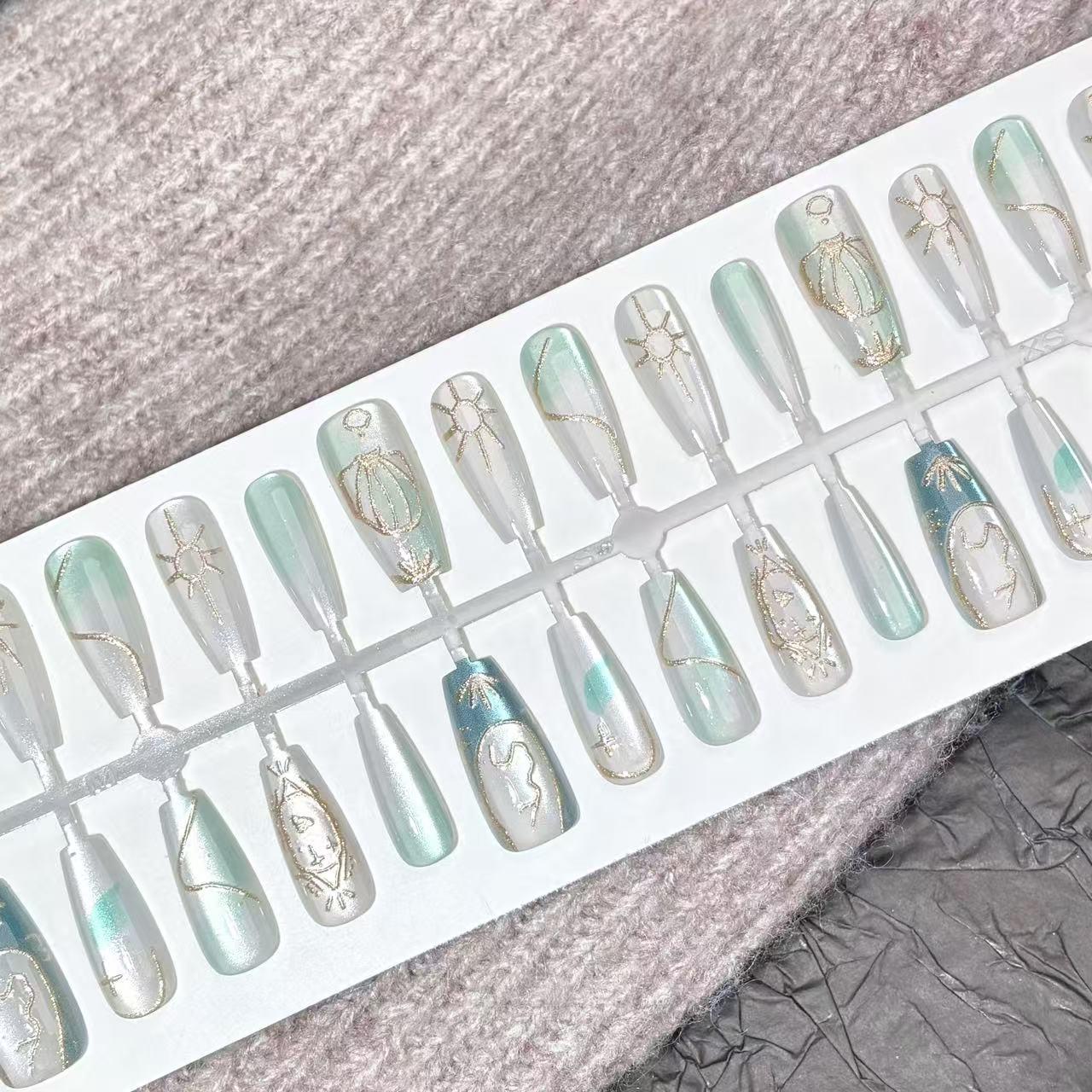 

Водолей Светло-зеленый Омбре Кошачий глаз Накладные ногти с позолоченными линиями