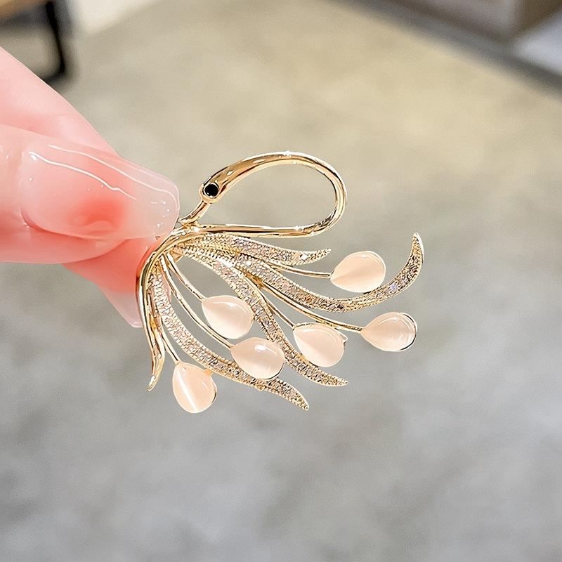 Retro exquisite cat's eye swan brooch high-end temperament fashion corsage suit pin neckline clothes accessories