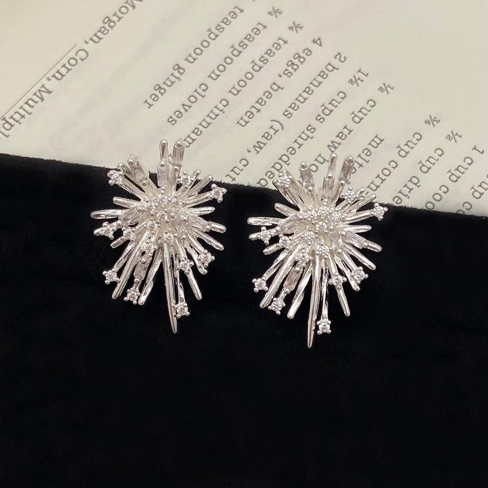Изысканные серьги-фейерверки из циркона с дизайном звездного неба