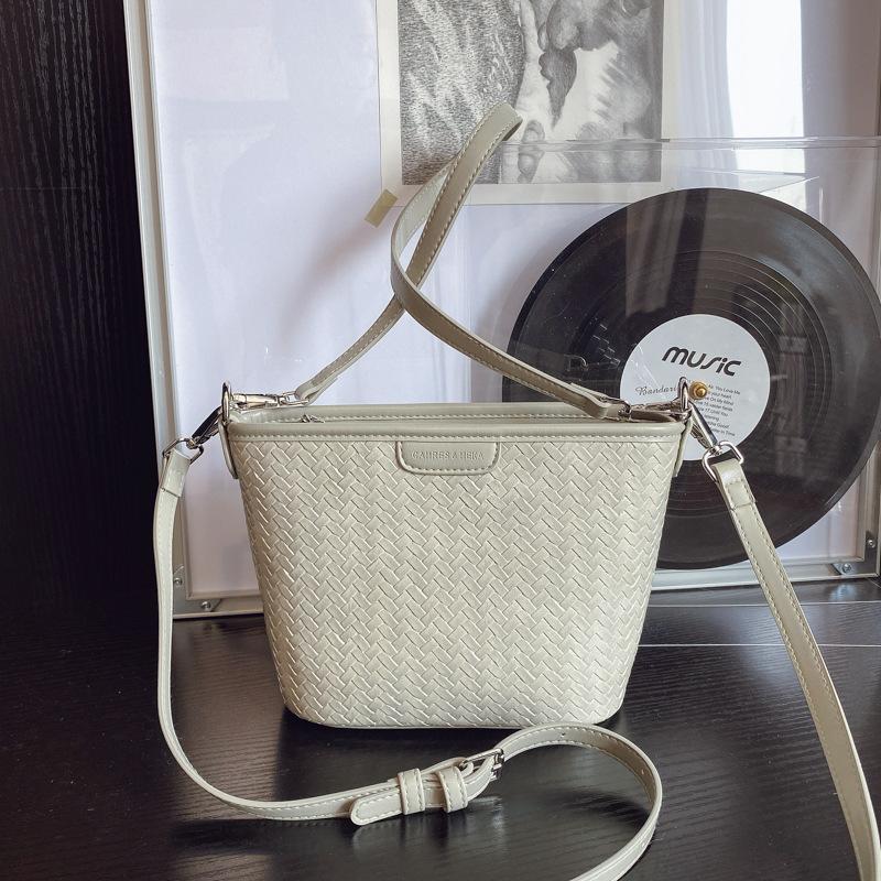 

Niche temperament woven pattern bucket bag women s new trend fashion versatile commuter shoulder messenger bag покинуть белый
