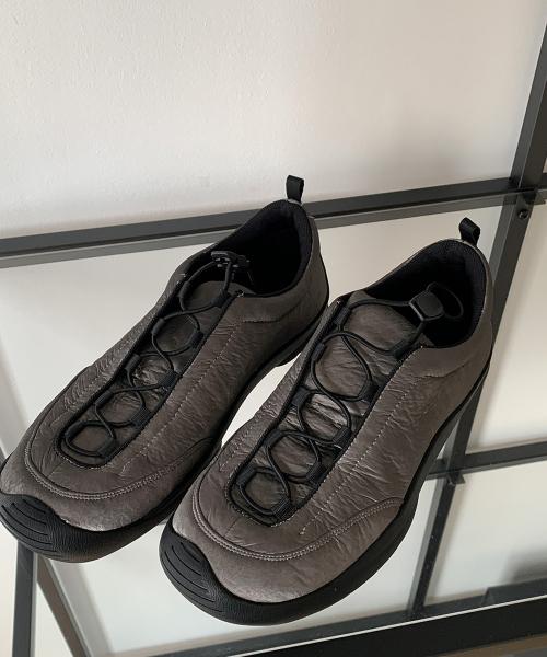 [MOODNPLE] Slogan Asymmetric Cinch Strap Sneakers slogan914