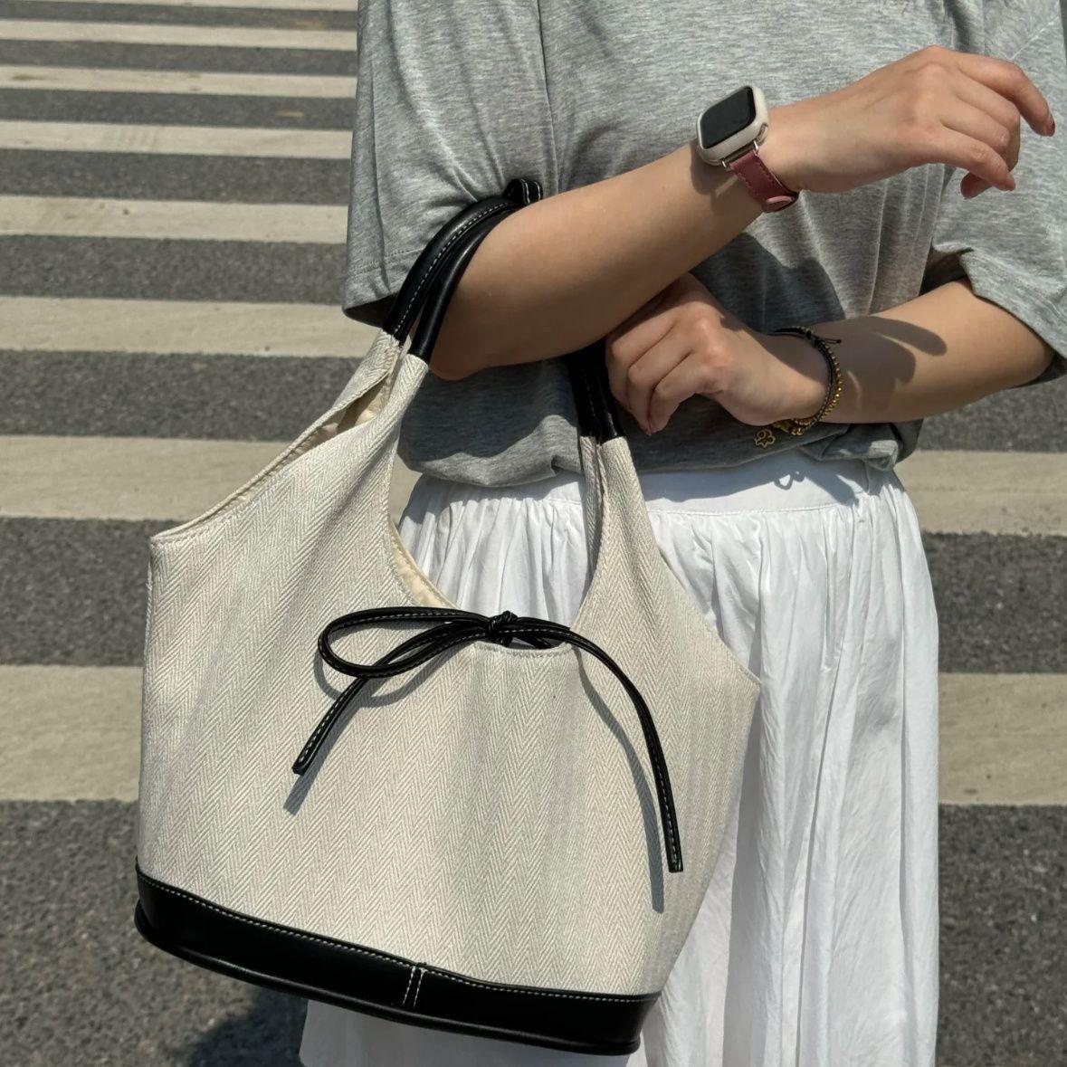 

Premium texture niche bag women s new summer foreign style versatile messenger bag shoulder armpit bag portable bag + shoulder strap білий