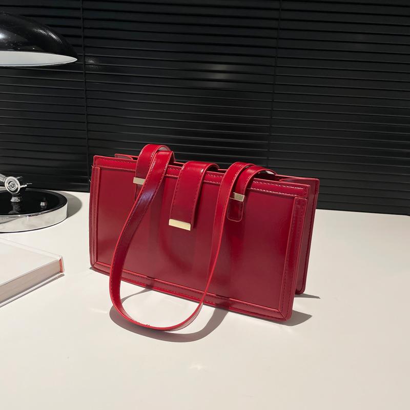 Large capacity bag women's autumn and winter retro 2025 new niche design shoulder handbag oilskin bag