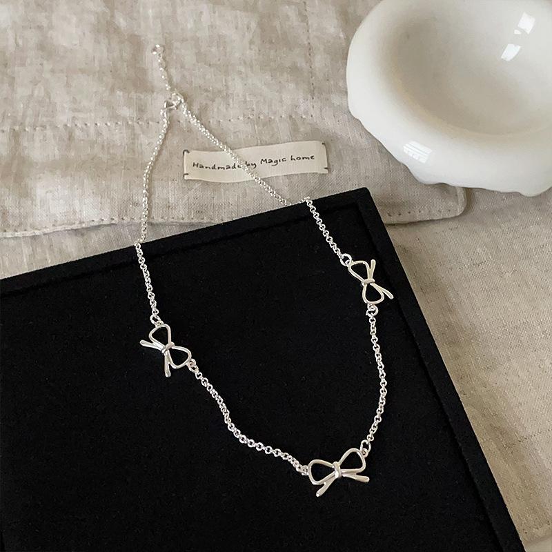 

Нишевое золото и серебро контрастного цвета металлическое ожерелье с бантом женское простое высококачественное индивидуальное универсальное ожерелье на шею ключичная цепочка