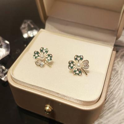 Contrasterende Klavertjevier Oorknopjes voor Dames Lente Niche Design Zilveren Naald Schakbord Klavertjevier Bloem Oorbellen