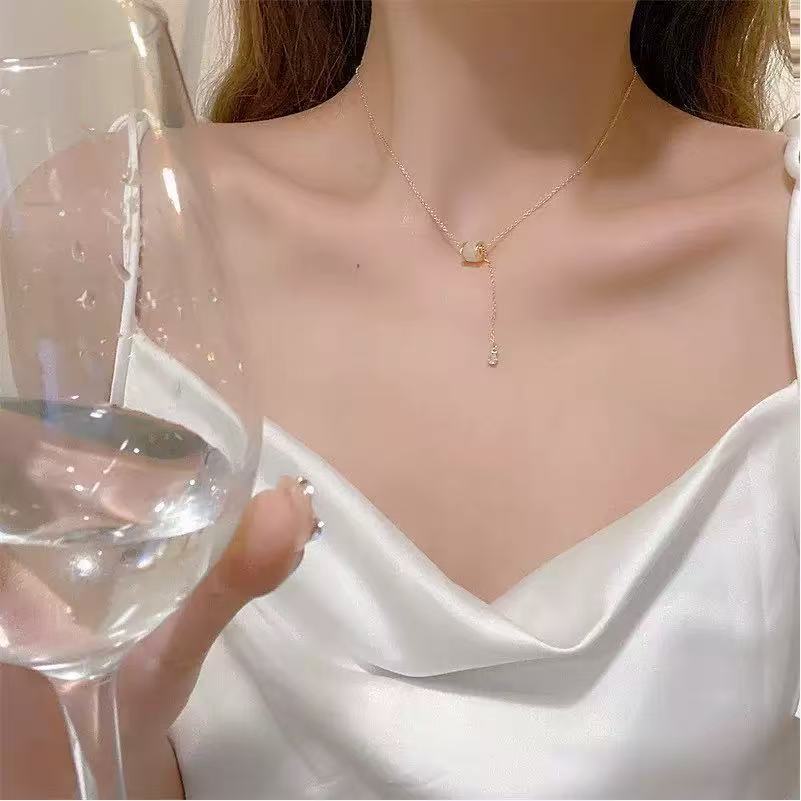 Irregular imitation pearl necklace butterfly pendant light luxury temperament neck chain niche sweet wind temperament collarbone chain