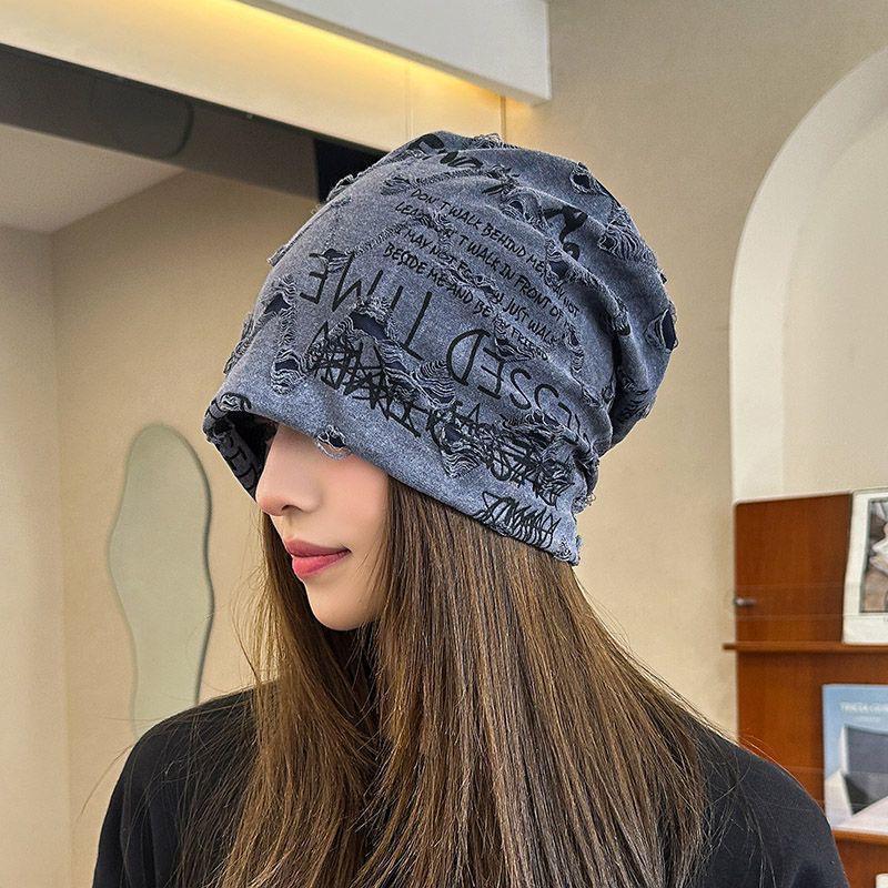 

Шапка бини в корейском стиле с эффектом потертости: Женская рваная шапка-бини с надписью для большой головы, для визуально маленького лица, в трендовом стиле ермолки.