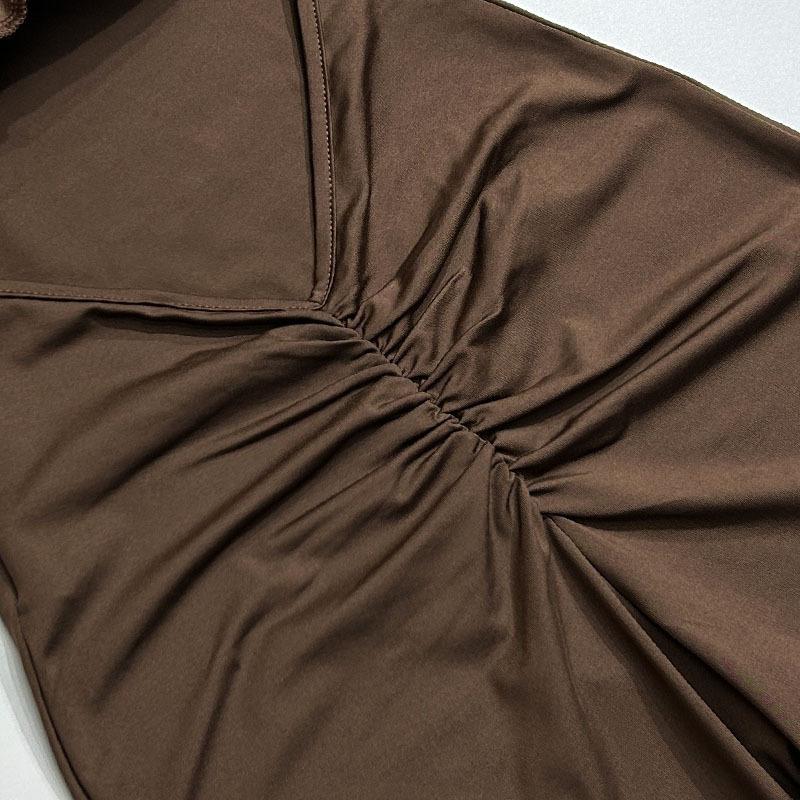 Sexy skládaný overal s odhalenými zády a jedním výstřihem bez rukávů