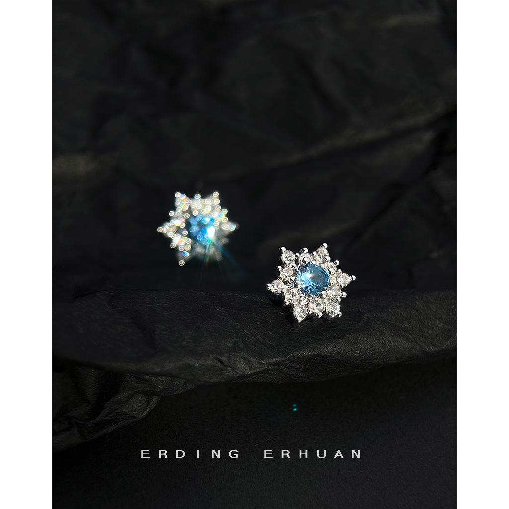 Niebieski Cyrkon Płatki Śniegu Srebro Próby 925 Kolczyki Sztyfty - Elegancki Lodowy Luksus dla Kobiet, Idealne na Jesień/Zimę i Boże Narodzenie.