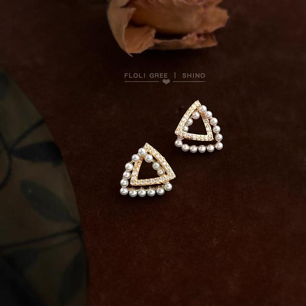 Geometric three-dimensional micro-inlaid zircon needle triangle pearl simple commuter stud earrings, earrings