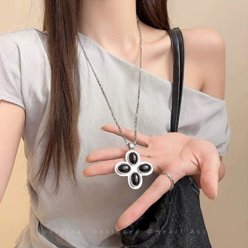 

Fashion Ins Wind Hip Hop Retro Black Imitation Zircon Cross Necklace Ladies Sweet Punk Pendant Women Gifts