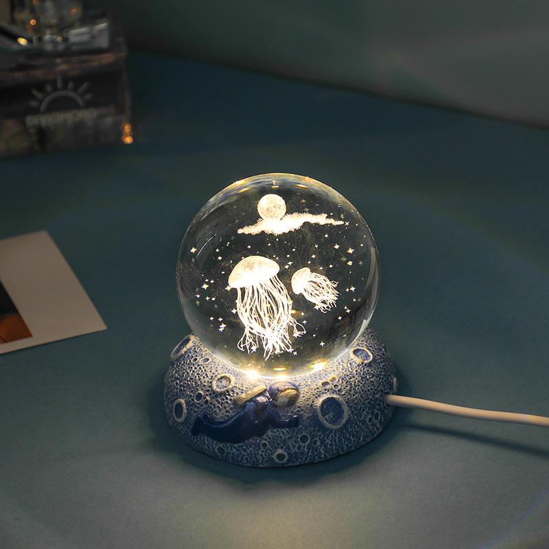 3D Laserem Gravírovaná Křišťálová Koule Noční Světlo - Ideální na Stoly a jako Studentské Dárky