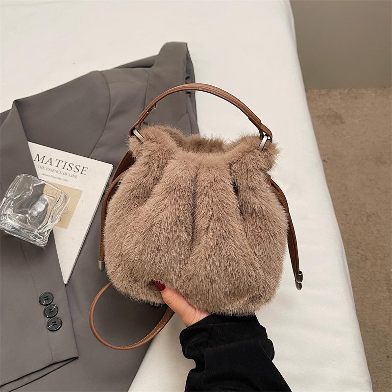 Women Plush Faux Fur Bucket Bag Cute Drawstring Crossbody Bag With Leather Handle Winter Soft Folding Design Shoulder Phe Bag