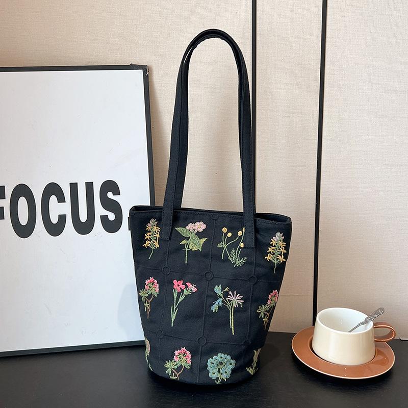 Fashion Large Capacity Girl Shoulder  New Canvas Bag Heavy Industry Embroidery Bucket Bag Shoulder Commuter Tote Bag