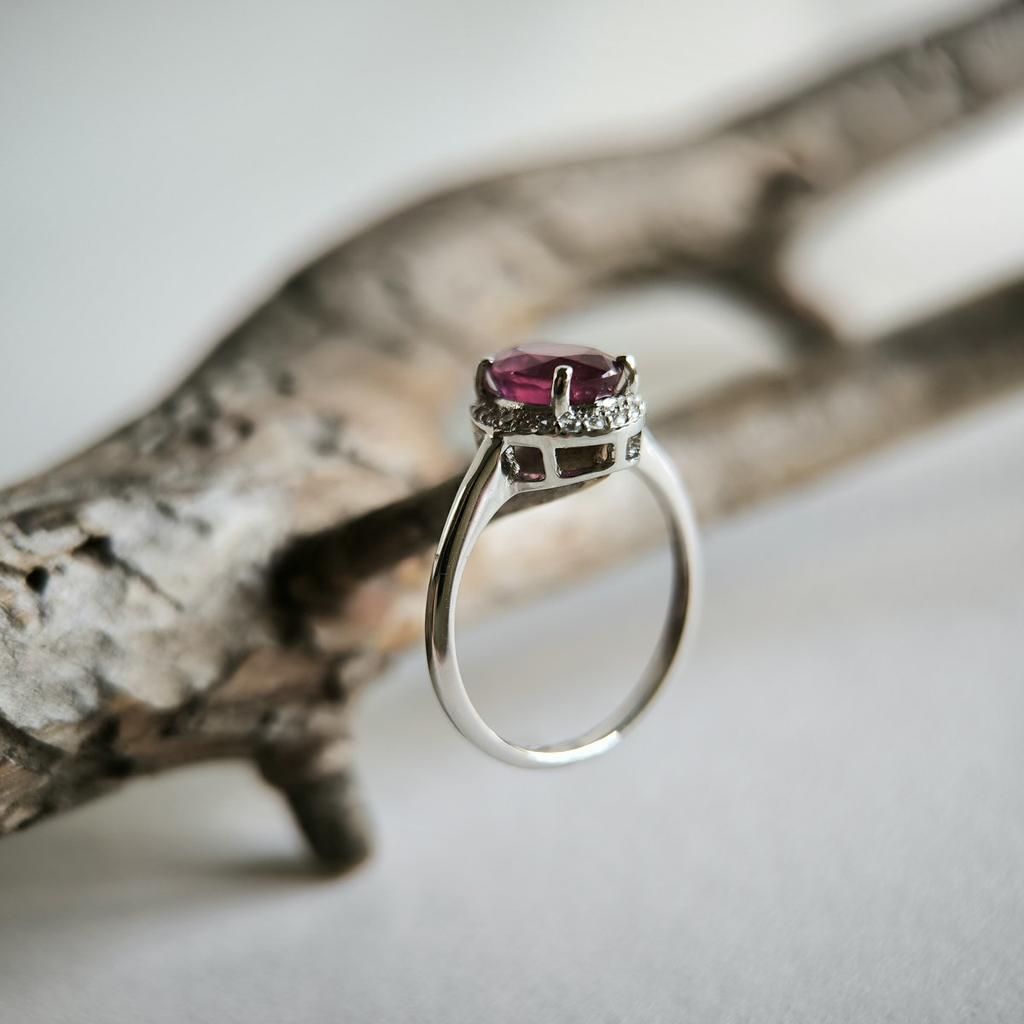 Серебряное кольцо с натуральным рубином 1.948ct, фианитами, вес изделия 2,19 гр (2213161)