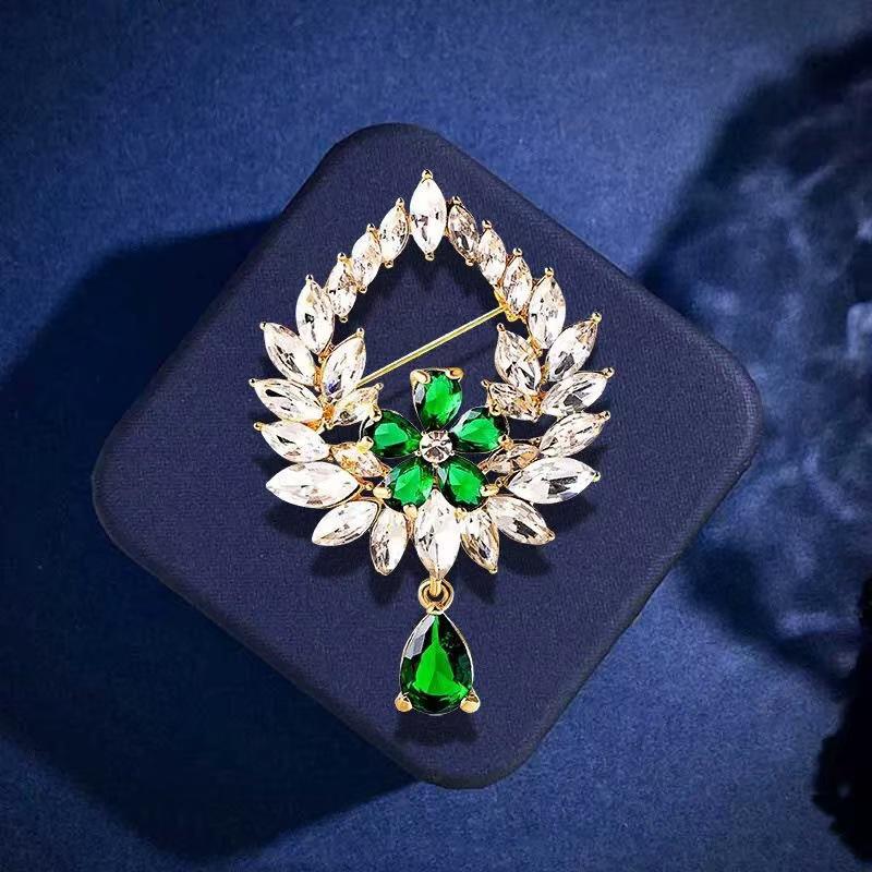 Elegant Pearl Brooch for Women's Suits - High-End Jewelry Pin