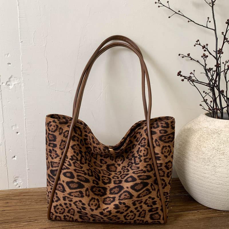 Casual retro matte bag women's 2025 new commuter versatile shoulder bag fashionable large-capacity portable tote bag