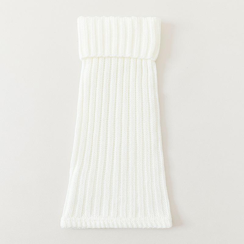 

Тренд ношения женщинами закатанных носков осенью и зимой — это тепло 1 pair белый