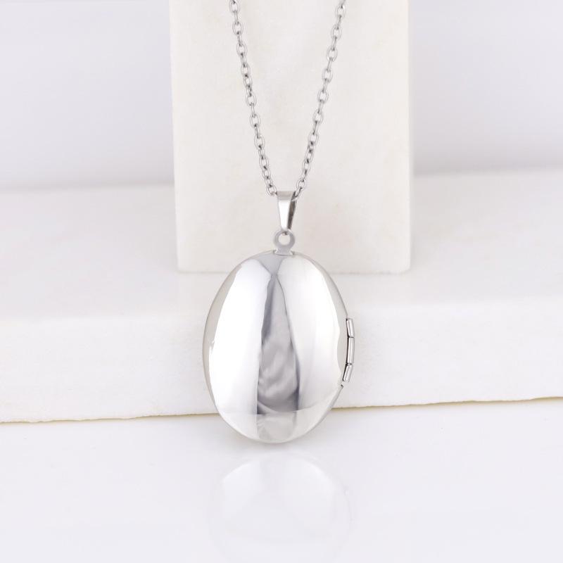 Retro Oval Clavicle Chain Locket Necklace with Engraved Pattern