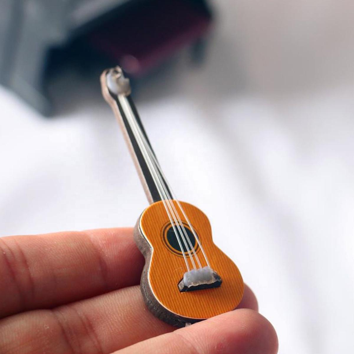 1:12 Dollhouse Mini Classic Electric Guitar Model Toy Doll House Decoration Xmas Gift