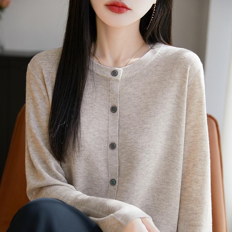 Dámský lehký kardigan z 50% vlny a 50% morušového hedvábí - všestranný úplet na 4 sezóny pro celoroční pohodlí a styl