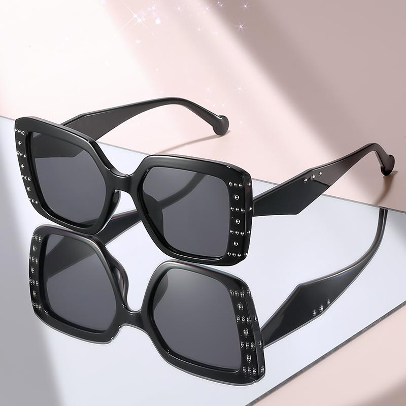 

Modern Chic Oversized Square Sunglasses with Black Frame, Studded Accents, and Dark Lenses for Bold Trendy Retro Fashion Women чорний